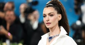 Anne Hathaway gần như bị mù mắt trái suốt 10 năm – Câu chuyện truyền cảm hứng giữa guồng quay giải trí